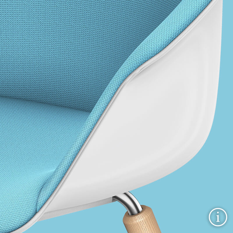 Med blå baggrund et udsnit af loungestolen SHUFFLEis1 set forfra med hvid plastikskal, blå komplet polstring og et udsnit af træbenet. Nederst til højre finder du en info-knap med yderligere detaljer | by Interstuhl